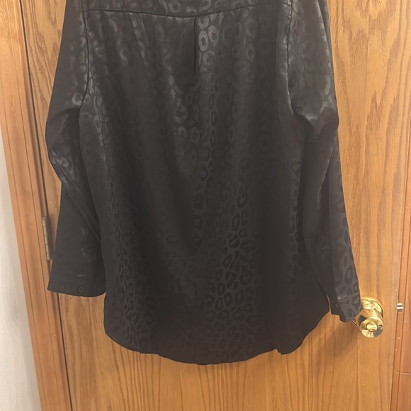 Black leopard long sleeve button down size large - Picture 4 of 4